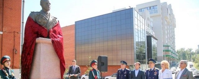 В Иркутске открыли бюст Рокоссовскому в сквере около педколледжа